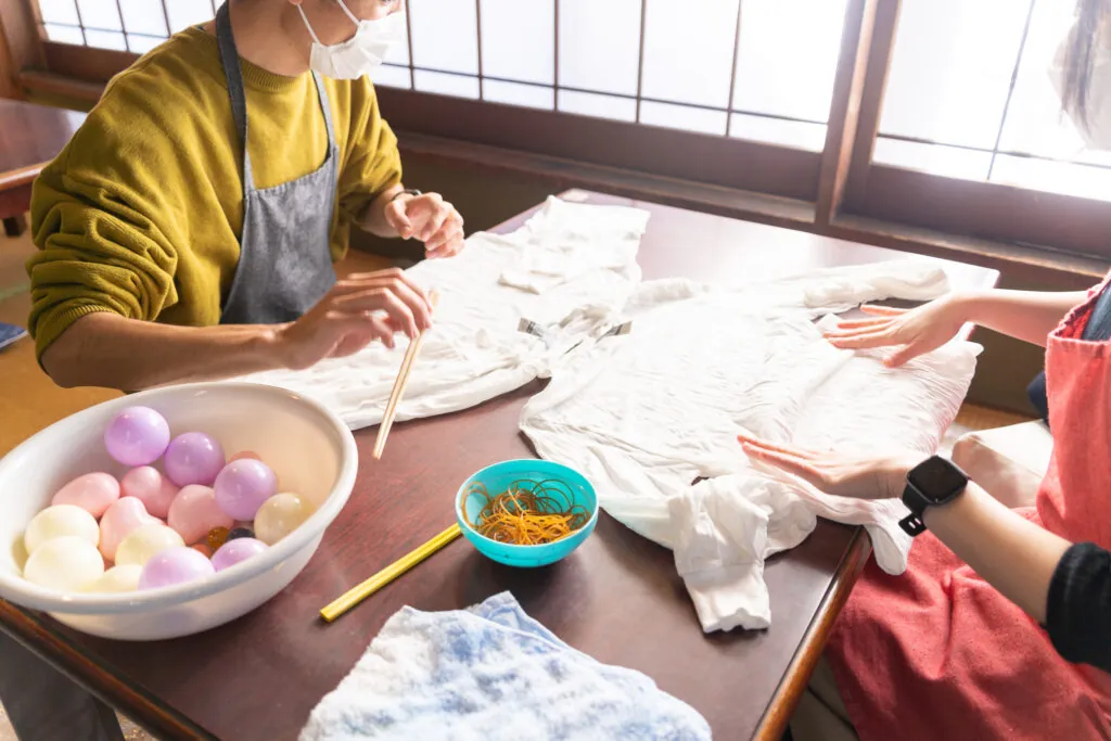 染めの準備をする工房